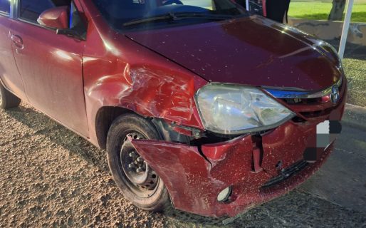 Chocó contra dos autos estacionados y casi atropella a una persona