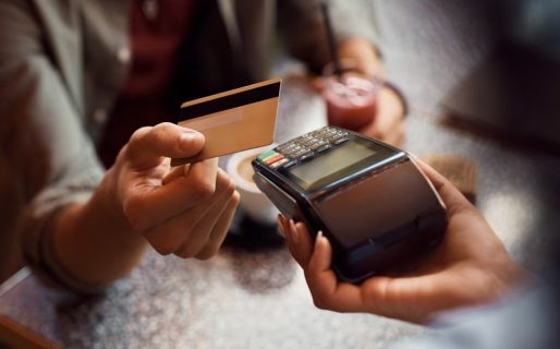 Entra en vigencia el pago de propinas electrónicas: cómo funciona y a qué rubros incluye