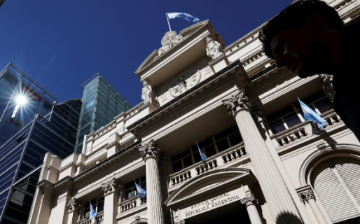 Los analistas que releva el BCRA creen que la inflación cerrará en 120% en 2024: qué pasa con el dólar oficial