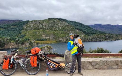 Dejó su trabajo de oficina para recorrer el mundo junto a su mascota