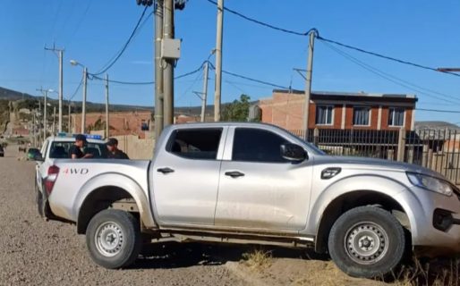 Perdió el control de la camioneta y terminó sobre la vereda