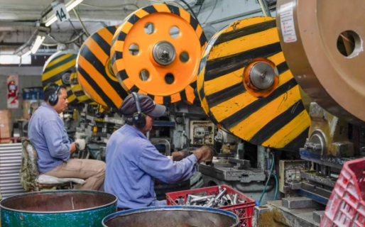 Según el INDEC, la industria y la construcción mostraron una leve recuperación en septiembre