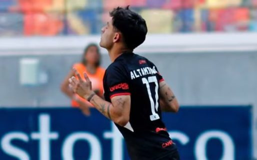 Sufrió una convulsión en pleno partido y 238 días después volvió a jugar: la emoción de Javier Altamirano