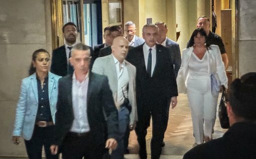 Con una fuerte custodia policial y sin militantes: así llegó Alberto Fernández a Comodoro Py