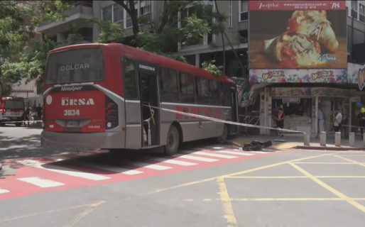 Un colectivo se quedó sin frenos, atropelló a dos mujeres y se incrustó en un kiosco