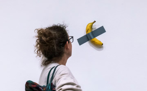 Alguien compró una banana pegada en una pared por más de seis millones de dólares