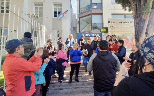 Vecinos de Los Bretes protestaron frente a la Municipalidad por obras de cloaca y gas