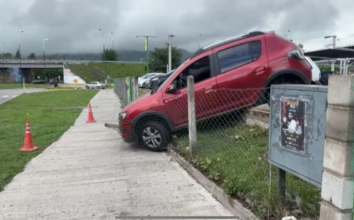Insólito: una mujer quiso estacionar en un supermercado y terminó colgada de un alambrado
