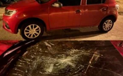 Rompió los vidrios de varios autos estacionados en barrio Pietrobelli