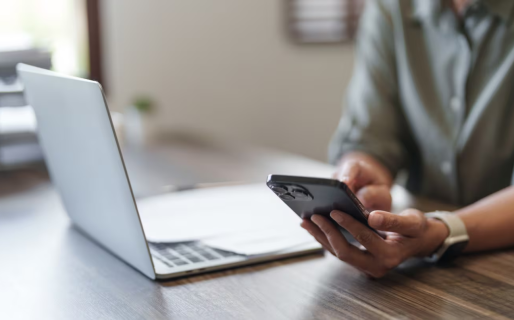 Desde hoy todos los monotributistas pueden emitir facturas con el celular: cómo funciona el sistema de ARCA