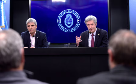 Tras la baja de tasas, el Gobierno evalúa sus próximos pasos: devaluación más lenta y asegurar el pago de los vencimientos de julio 2025