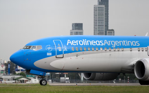 Crece el conflicto en Aerolíneas: vuelos cancelados, discusión salarial y pelea por la licencia de los pilotos
