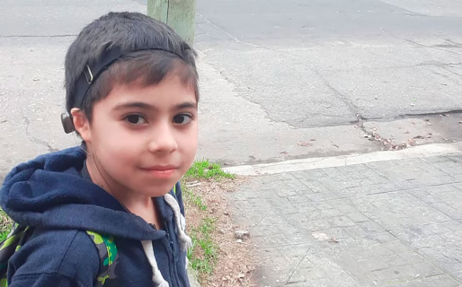 El nene hipoacúsico de 8 años que sueña con jugar a la pelota y necesita un implante valuado en U$D 17 mil