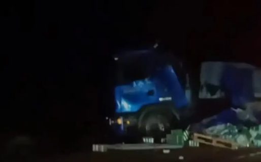Un camión que transportaba cervezas perdió el control y volcó