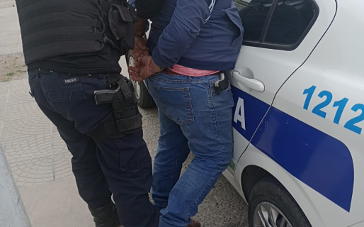 Le secuestraron un arma de fuego tras pelear con otro sujeto en la calle