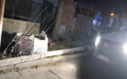 Un conductor borracho chocó un paredón y tiró un poste en el barrio Quirno Costa