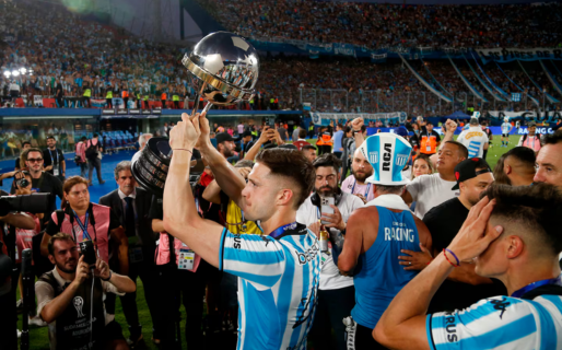 El plantel de Racing regresa a la Argentina tras ganar la Sudamericana y se espera un recibimiento histórico
