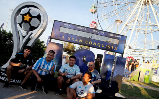 Una invasión de hinchas de Racing copó Asunción