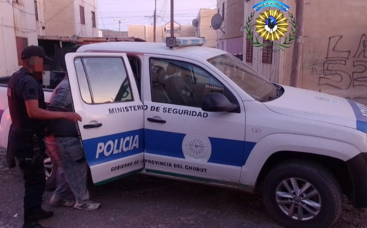 Cuatro hombres atacaron a un joven y le robaron el celular