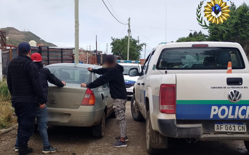 Lo atraparon manejando un auto robado hace algunas horas