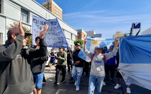 Becados contra funcionarios: “sinvergüenzas, ustedes no viven con 300 mil pesos”