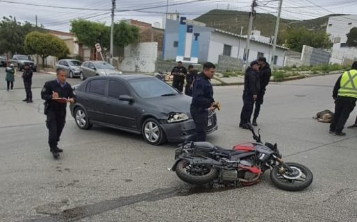 Un motociclista fue embestido por un auto y fue derivada al Hospital