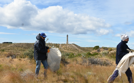 Comenzaron con las limpiezas en lugares turísticos de Comodoro utilizados como basurales
