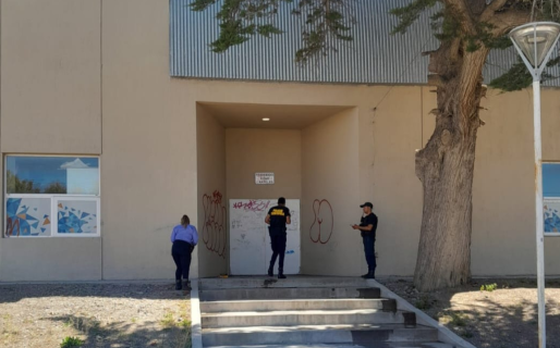 Un hombre prendió fuego la puerta de ingreso del CIP y fue detenido