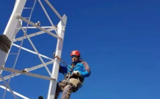 Un hombre se cayó de una torre de 20 metros y se encuentra en grave estado
