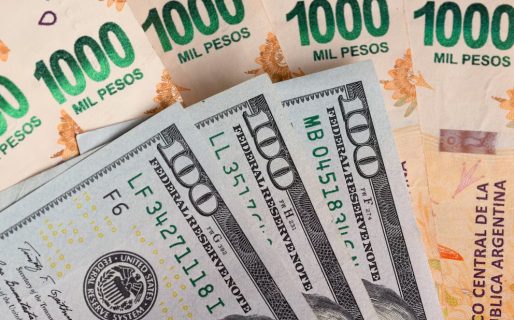 Pagos en dólares con tarjeta de débito: las 5 claves del sistema bimonetario que prepara el Gobierno