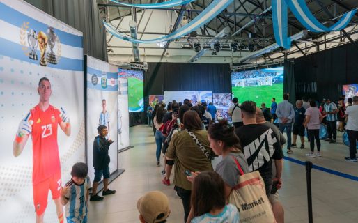 Cientos de comodorenses se fotografiaron y disfrutaron de la Copa del Mundo