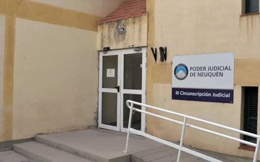 Un hombre explotaba sexualmente a dos chicos: los dejaba días sin comer y les pegaba con un cinturón