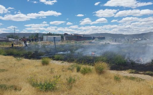 Otro incendio de pastizales que casi pasa a mayores