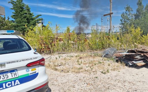 Voraz incendio de pastizales frente a la cancha de Tiro Federal