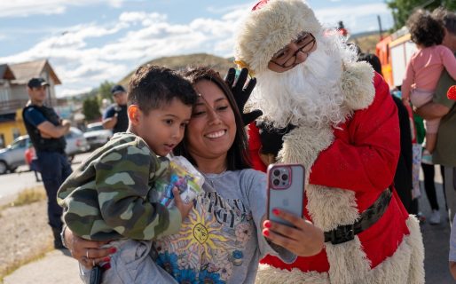 Más de un millar de niños disfrutaron de la presencia en los barrios de Papá Noel