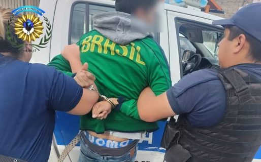 Vio a la policía y descartó una riñonera con un arma, pero lo vieron