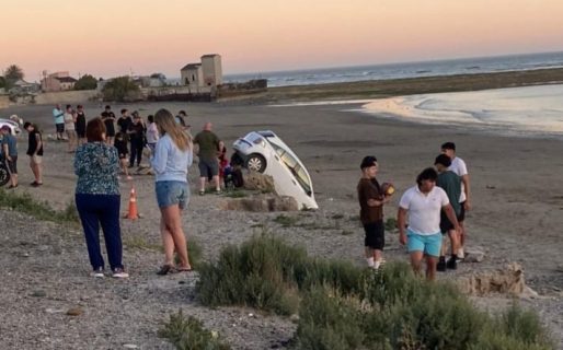 Fue a pasar la Navidad en la playa y su auto casi termina adentro del agua
