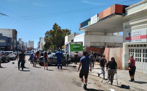 Grave accidente entre un camión y seis autos en pleno centro de la ciudad