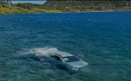 Un conductor perdió el control de su auto y terminó en el Lago Nahuel Huapi