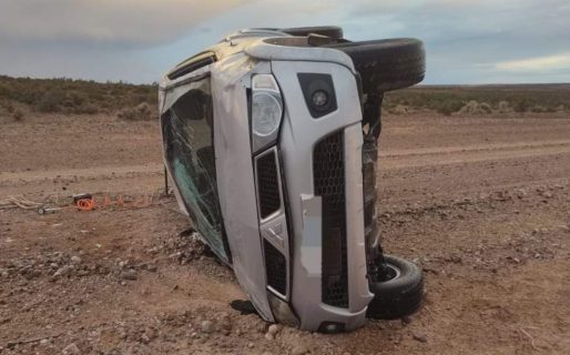 Perdió el control de la camioneta, dio varias vueltas y volcó