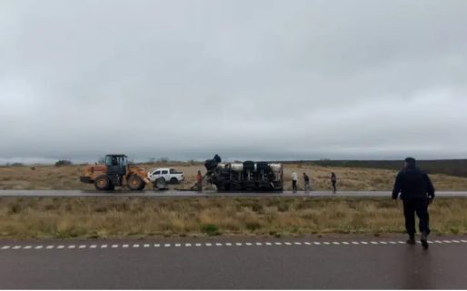 Se le desprendió la carga del camión en el ingreso a Puerto Madryn