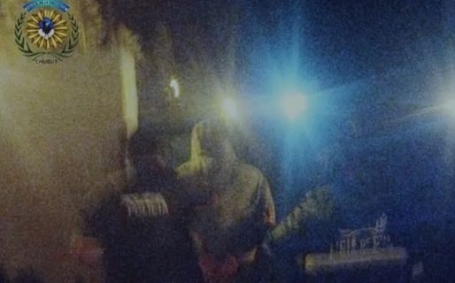 Dijo que lo estaban siguiendo e intentó meterse en la casa de un desconocido