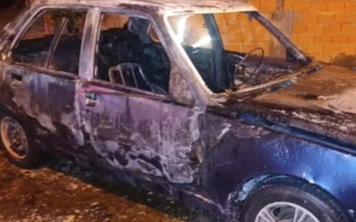 Bomberos debieron sofocar el incendio de un vehículo