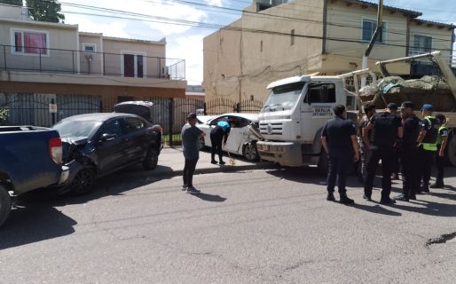Un camión batea arrastró tres autos y una mujer terminó hospitalizada