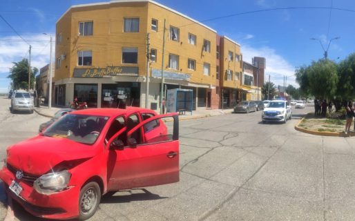 Chocó un auto con un bebé a bordo, intentó escapar pero lo atraparon