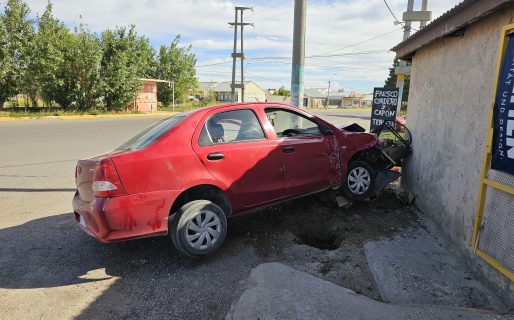 Se quedó dormido y terminó chocando contra un cesto de basura