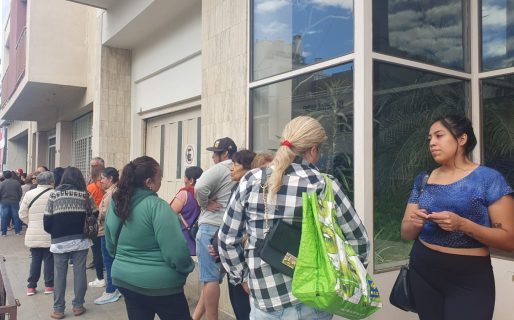 Larga fila de jubilados para ingresar al Banco Chubut: se suma al asueto y no abrirá el 24 y 31
