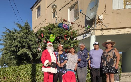 Vecinos evacuados de LU4 decoraron un árbol de navidad y pidieron soluciones tras 10 meses del derrumbe