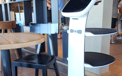 Un comercio comodorense incorporó un «mozo robot»