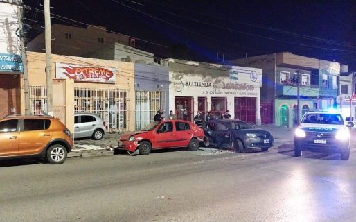 Perdió el control de su vehículo, chocó tres autos estacionados y resultó herido